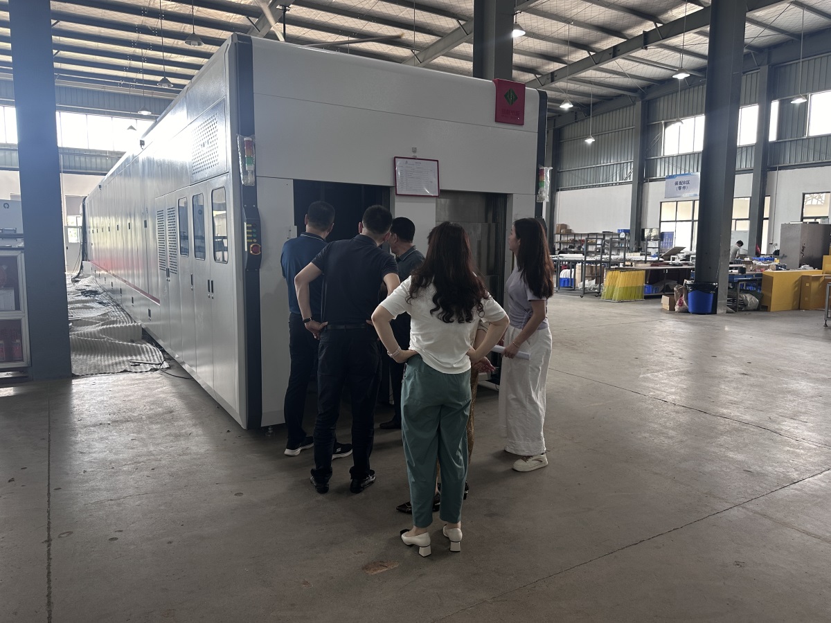 年產值20億級PCB巨頭到訪鑫金暉，考察塞孔絲印機和烘干隧道爐一體生產線